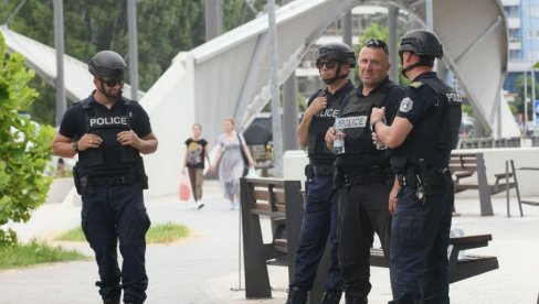 SRPSKA LISTA: Prištinski policajci upali u zgradu u kojoj su prostorije Kancelarije za KiM SRPSKA LISTA: Prištinski policajci upali u zgradu u kojoj su prostorije Kancelarije za KiM