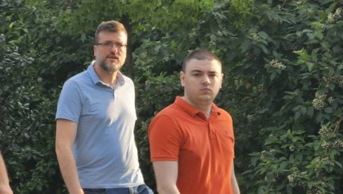 NOSIO VEŠALA, PRETIO DA ĆE BITI STRELJANJA... Na protestima ponovo i Srđan Nogo (FOTO) NOSIO VEŠALA, PRETIO DA ĆE BITI STRELJANJA... Na protestima ponovo i Srđan Nogo (FOTO)