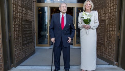 LJUBAV JE JAČA OD SVEMIRA: David Vujić, inženjer koji je učestvovao u programu Apolo 11 u Beogradu obnovio bračni zavet LJUBAV JE JAČA OD SVEMIRA: David Vujić, inženjer koji je učestvovao u programu Apolo 11 u Beogradu obnovio bračni zavet