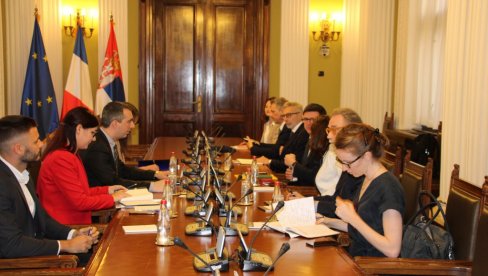 ФРАНЦУСКИ ПАРЛАМЕНТАРЦИ У СКУПШТИНИ: Орлић упозорава да Курти изазива проблеме ФРАНЦУСКИ ПАРЛАМЕНТАРЦИ У СКУПШТИНИ: Орлић упозорава да Курти изазива проблеме