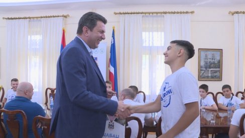 POČAST PODMLATKU METALOPLASTIKE: Gradonačelnik Šapca ugostio mlade šampione POČAST PODMLATKU METALOPLASTIKE: Gradonačelnik Šapca ugostio mlade šampione
