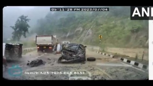 SNIMAK KOJI LEDI KRV U ŽILAMA: Dva automobila se u sekundi pretvorila u hrpu metala (VIDEO) SNIMAK KOJI LEDI KRV U ŽILAMA: Dva automobila se u sekundi pretvorila u hrpu metala (VIDEO)