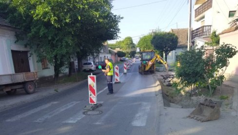 ZASTOJ U SAOBRAĆAJU ZBOG KOMUNALNIH RADOVA: U Vršcu teškim mašinama čiste atmosferske kanale ZASTOJ U SAOBRAĆAJU ZBOG KOMUNALNIH RADOVA: U Vršcu teškim mašinama čiste atmosferske kanale