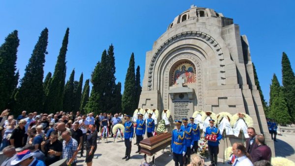 САХРАЊЕН ДЕДА ЂОРЂЕ: Чувар Зејтинлика испраћен уз химну Боже правде (ФОТО)