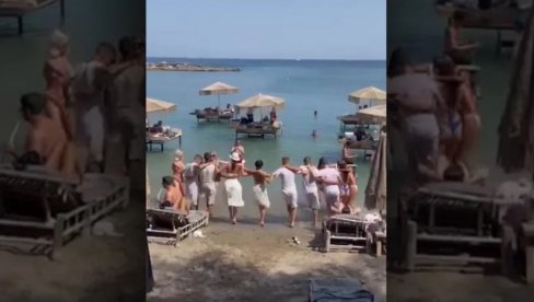OD GRČKE STE NAPRAVILI SRAMOTU: Snimak konobara i turista koji u moru igraju kolo izazvao bes na mrežama (VIDEO) OD GRČKE STE NAPRAVILI SRAMOTU: Snimak konobara i turista koji u moru igraju kolo izazvao bes na mrežama (VIDEO)