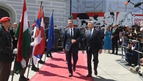 СВЕЧАНИ ДОЧЕК ИСПРЕД ВЛАДЕ Вучић: Са Нехамером и Орбаном, разматрамо сва безбедносна питања од стратешког значаја за наше земље СВЕЧАНИ ДОЧЕК ИСПРЕД ВЛАДЕ Вучић: Са Нехамером и Орбаном, разматрамо сва безбедносна питања од стратешког значаја за наше земље