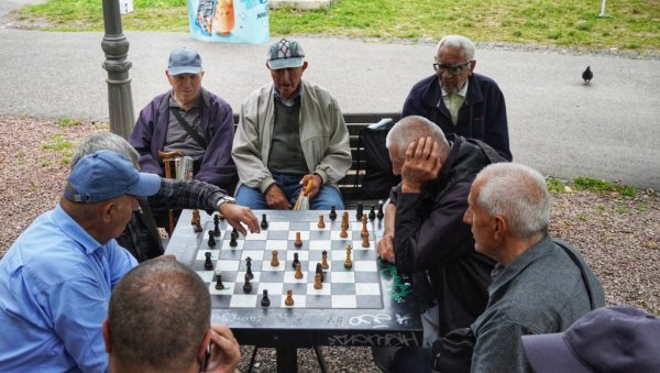 НАЈСТАРИЈИ ЗАЈЕЧАРЦИ, НАЈМЛАЂИ БАЧВАНИ И РАШЧАНИ: РЗС објавио процењен број становника, стопа природног прираштаја позитивна у осам градова