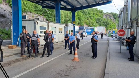 NE MOGU IM KURTIJEVI SPECIJALCI NIŠTA: Pogledajte kako su bajkeri osvojili Jarinje (FOTO/VIDEO) NE MOGU IM KURTIJEVI SPECIJALCI NIŠTA: Pogledajte kako su bajkeri osvojili Jarinje (FOTO/VIDEO)