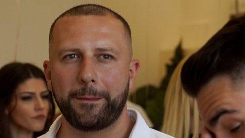 SESTRA NE GOVORI, NE HODA I NE ČUJE Dado Polumenta objavio njene slike i rasplakao pratioce: Od nje smo najviše naučili! (FOTO) SESTRA NE GOVORI, NE HODA I NE ČUJE Dado Polumenta objavio njene slike i rasplakao pratioce: Od nje smo najviše naučili! (FOTO)