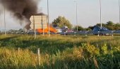 DIM KULJA NA SVE STRANE: Zapalio se automobil na auto-putu kod Aleksinca (VIDEO) DIM KULJA NA SVE STRANE: Zapalio se automobil na auto-putu kod Aleksinca (VIDEO)
