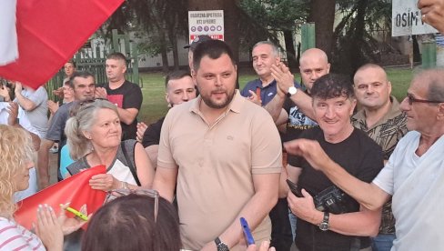 ПОДРШКА МАРКУ КОВАЧЕВИЋУ: Протест у Никшићу, грађани уз председника општине (ФОТО/ВИДЕО)