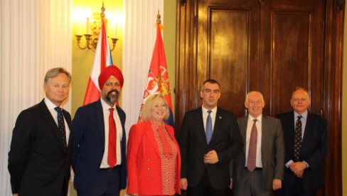БРИТАНСКИ ПОСЛАНИЦИ КОД ОРЛИЋА: Изјава Алише Кернс о шверцу оружја на КиМ њен став, не и британске владе БРИТАНСКИ ПОСЛАНИЦИ КОД ОРЛИЋА: Изјава Алише Кернс о шверцу оружја на КиМ њен став, не и британске владе