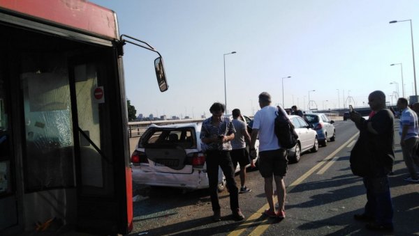 САОБРАЋАЈНА НЕСРЕЋА У БЕОГРАДУ: Ланчани судар на мосту на Ади, у удесу аутобуса и више возила има повређених (ФОТО/ВИДЕО) САОБРАЋАЈНА НЕСРЕЋА У БЕОГРАДУ: Ланчани судар на мосту на Ади, у удесу аутобуса и више возила има повређених (ФОТО/ВИДЕО)