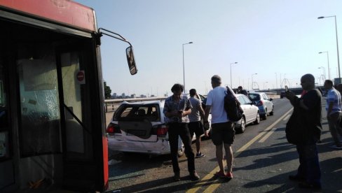 SAOBRAĆAJNA NESREĆA U BEOGRADU: Lančani sudar na mostu na Adi, u udesu autobusa i više vozila ima povređenih (FOTO/VIDEO) SAOBRAĆAJNA NESREĆA U BEOGRADU: Lančani sudar na mostu na Adi, u udesu autobusa i više vozila ima povređenih (FOTO/VIDEO)