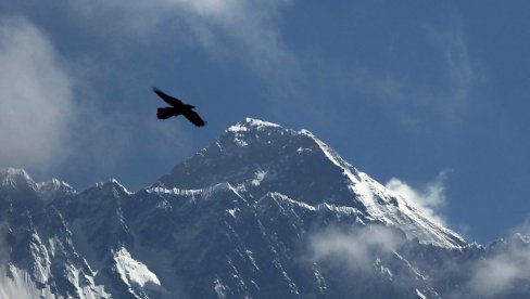 SRUŠIO SE HELIKOPTER KOD MONT EVERESTA: Turisti razgledali najviši planinski vrh - šest žrtava nesreće SRUŠIO SE HELIKOPTER KOD MONT EVERESTA: Turisti razgledali najviši planinski vrh - šest žrtava nesreće