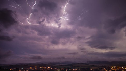 SNAŽAN CIKLON ZAHVATIO EVROPU: Pljuskovi sa grmljavinom se očekuju u ovim zemljama, strahuje se i od poplava