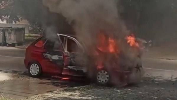 ДИМ КУЉА НА СВЕ СТРАНЕ: Изгорео аутомобил у Земуну (ВИДЕО) ДИМ КУЉА НА СВЕ СТРАНЕ: Изгорео аутомобил у Земуну (ВИДЕО)