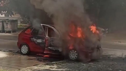 DIM KULJA NA SVE STRANE: Izgoreo automobil u Zemunu (VIDEO) DIM KULJA NA SVE STRANE: Izgoreo automobil u Zemunu (VIDEO)