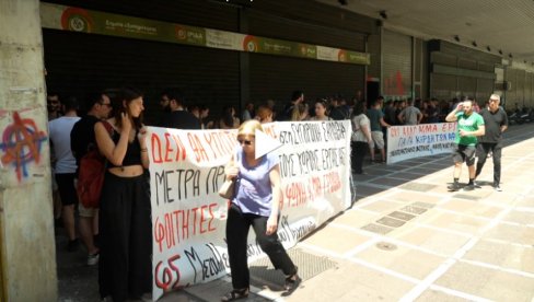 ПРОТЕСТИ У ГРЧКОЈ: Демонстранти су се окупили испред Министарства рада у Атини ПРОТЕСТИ У ГРЧКОЈ: Демонстранти су се окупили испред Министарства рада у Атини