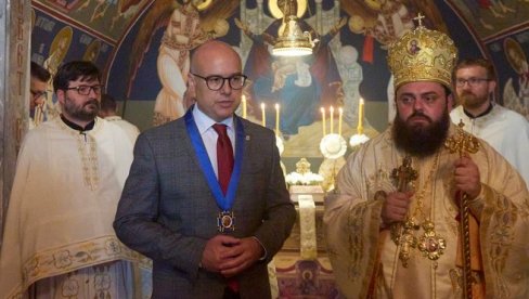 ОДЛИКОВАН ВУЧЕВИЋ: Министру Орден Светог Стефана Штиљановића ОДЛИКОВАН ВУЧЕВИЋ: Министру Орден Светог Стефана Штиљановића