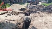 KOMPLETIRAJU KANALIZACIJU U VOJVOĐANSKIH BRIGADA: Vršački komunalci spajaju dva voda KOMPLETIRAJU KANALIZACIJU U VOJVOĐANSKIH BRIGADA: Vršački komunalci spajaju dva voda