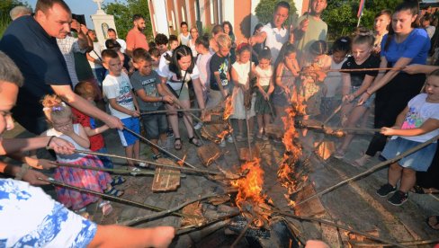 ZAPALILI PETROVDANSKE LILE: Tradicionalna manifsdtacija u hramu Svetog Save kod Bijeljine