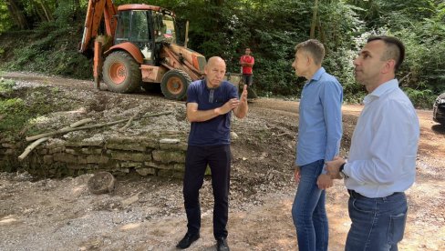 POPLAVA OŠTETILA PUTEVE I 20 HEKTARA USEVA U MIONICI: Ministar Martinović potvrdio da Vlada isplaćuje štetu POPLAVA OŠTETILA PUTEVE I 20 HEKTARA USEVA U MIONICI: Ministar Martinović potvrdio da Vlada isplaćuje štetu