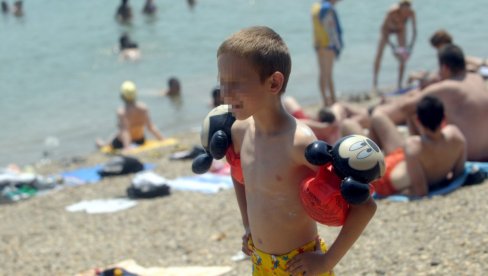 TRIK TATE IZ SRBIJE: Kako je plašljivo dete naučio da pliva dok su bili na moru u Grčkoj TRIK TATE IZ SRBIJE: Kako je plašljivo dete naučio da pliva dok su bili na moru u Grčkoj