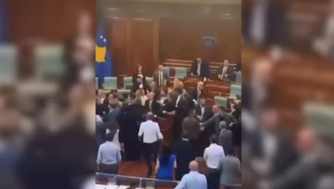 NEREDI NA KOSOVU ZBOG KURTIJA: Posle tuče u Skupštini, tzv. kosovska policija se sukobila sa aktivistima SDP NEREDI NA KOSOVU ZBOG KURTIJA: Posle tuče u Skupštini, tzv. kosovska policija se sukobila sa aktivistima SDP