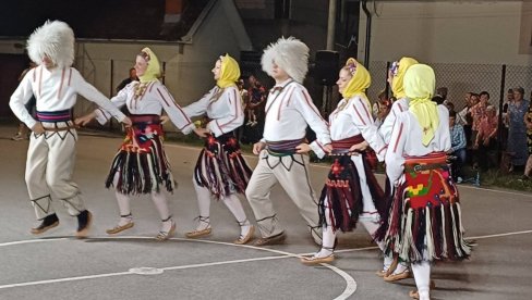 VEČE FOLKLORA: “Kulturno- zabavno leto“ u Dubnici (FOTO) VEČE FOLKLORA: “Kulturno- zabavno leto“ u Dubnici (FOTO)