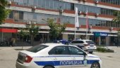 ПОЛИЦИЈА ПРИВЕЛА ЂАКА ИЗ ТРСТЕНИКА У ВИШИ СУД У КРУШЕВЦУ: Измакао професорки столицу, па избегавао да чује пресуду (ВИДЕО)