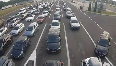 ПОЧИЊУ ВИКЕНД ГУЖВЕ: Ево какво је стање на граничним прлеазима овог петка ПОЧИЊУ ВИКЕНД ГУЖВЕ: Ево какво је стање на граничним прлеазима овог петка