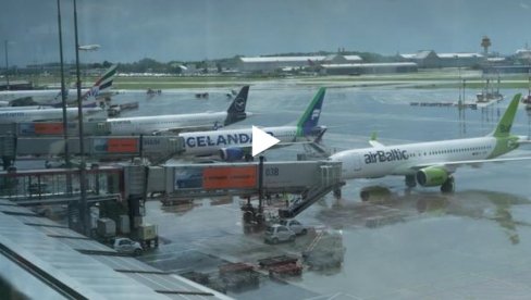 ZALEPILI SE NA AERODROMSKU PISTU: Klimatski aktivisti protestovali u Hamburgu ZALEPILI SE NA AERODROMSKU PISTU: Klimatski aktivisti protestovali u Hamburgu