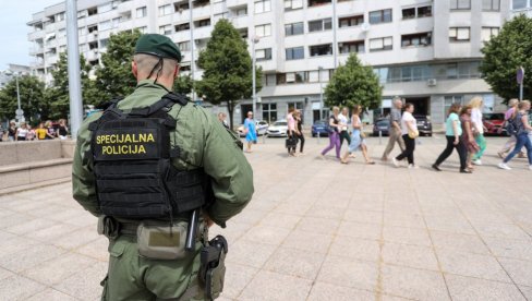 MUŠKARAC ŠETA GRADOM NAORUŽAN KALAŠNJIKOVOM: Dramatične scene u Splitu, građanima naređeno da se sklone sa ulica