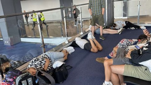 НА АЕРОДРОМУ ВЕЋ 13 САТИ: Уплатили летовање за Тунис преко агенције Контики па сада пролазе агонију НА АЕРОДРОМУ ВЕЋ 13 САТИ: Уплатили летовање за Тунис преко агенције Контики па сада пролазе агонију