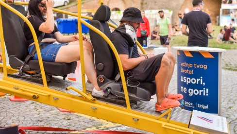 TEK SVAKI PETI KORISTI POJAS NA ZADNJEM SEDIŠTU: Simulacija čeonog sudara i prevrtanja vozila na Adi Ciganliji TEK SVAKI PETI KORISTI POJAS NA ZADNJEM SEDIŠTU: Simulacija čeonog sudara i prevrtanja vozila na Adi Ciganliji