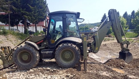 VOJSKA UREĐUJE KORITO TOPLICE U KURŠUMLIJI: Kako izgleda realizacija projekta civilno-vojne saradnje (FOTO)