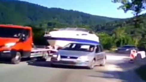 ТРАГЕДИЈА ИЗБЕГНУТА У ПОСЛЕДЊЕМ ТРЕНУТКУ: Погледајте језиви снимак бахате вожње из Црне Горе (ВИДЕО) ТРАГЕДИЈА ИЗБЕГНУТА У ПОСЛЕДЊЕМ ТРЕНУТКУ: Погледајте језиви снимак бахате вожње из Црне Горе (ВИДЕО)