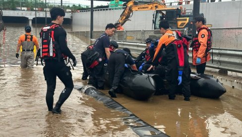 IZVUČENO SEDAM TELA IZ POPLAVLJENOG TUNELA: Tragediju u Južnoj Koreji uzrokovale ogromne padavine i klizišta IZVUČENO SEDAM TELA IZ POPLAVLJENOG TUNELA: Tragediju u Južnoj Koreji uzrokovale ogromne padavine i klizišta