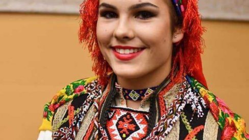 PČINJSKI NAKIT I U VAŠINGTONU: Vranjanka Mirjana Nikolić čuva osobenosti narodnih nošnji svog kraja PČINJSKI NAKIT I U VAŠINGTONU: Vranjanka Mirjana Nikolić čuva osobenosti narodnih nošnji svog kraja