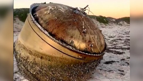 VODA IZBACILA VELIKI MISTERIOZNI OBJEKAT: Bizaran prizor na plaži u Australiji, policija upozorava - Ne približavajte se (VIDEO) VODA IZBACILA VELIKI MISTERIOZNI OBJEKAT: Bizaran prizor na plaži u Australiji, policija upozorava - Ne približavajte se (VIDEO)