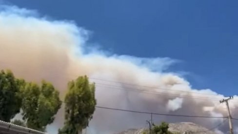 ГУСТИ ДИМ ПРЕКРИО НЕБО: Велики пожар на грчком полуострву (ВИДЕО) ГУСТИ ДИМ ПРЕКРИО НЕБО: Велики пожар на грчком полуострву (ВИДЕО)