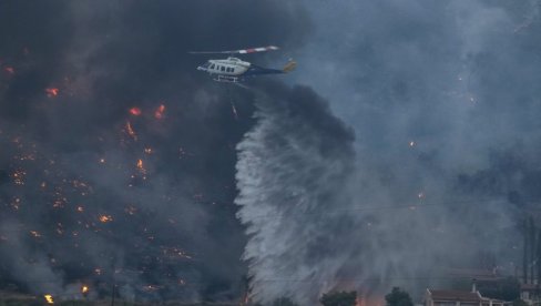 ГРЧКА У ПЛАМЕНУ: Други дан борбе са пожарима на четири фронта - евакуисано више од 1.000 деце ГРЧКА У ПЛАМЕНУ: Други дан борбе са пожарима на четири фронта - евакуисано више од 1.000 деце