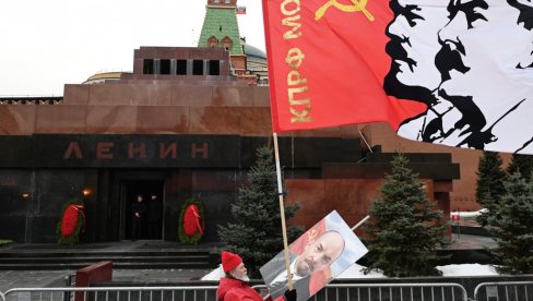 БАЦИО ФЛАШУ ЗАПАЉИВОГ МАТЕРИЈЛА НА ЛЕЊИНОВ МАУЗОЛЕЈ: Инцидент на Црвеном тргу у Москви, полиција хитно реаговала БАЦИО ФЛАШУ ЗАПАЉИВОГ МАТЕРИЈЛА НА ЛЕЊИНОВ МАУЗОЛЕЈ: Инцидент на Црвеном тргу у Москви, полиција хитно реаговала