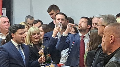 ДЕЛЕ КОЛАЧ БЕЗ СРБА? Лидер ПЕС водио неформалне разговоре са представницима Демократа и мањина ДЕЛЕ КОЛАЧ БЕЗ СРБА? Лидер ПЕС водио неформалне разговоре са представницима Демократа и мањина