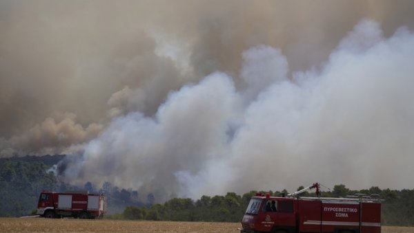 ДРАМАТИЧНИ ПРИЗОРИ ИЗ ГРЧКЕ: Ватра гута све пред собом - грађани добили упозорење (ВИДЕО)