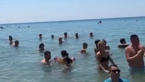 НЕ ТРЕБА ДА БУДЕ СРАМОТА, НЕГО ПОНОС: Српска песма се орила на плажи на Халкидикију (ВИДЕО) НЕ ТРЕБА ДА БУДЕ СРАМОТА, НЕГО ПОНОС: Српска песма се орила на плажи на Халкидикију (ВИДЕО)