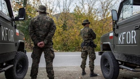 POVUKLI SE: KFOR napustio položaje kod zgrade opštine Leposavić POVUKLI SE: KFOR napustio položaje kod zgrade opštine Leposavić