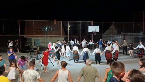 ČUVARI TRADICIJE: Veče folklora održano u svilajnačkom selu Radošinu (FOTO) ČUVARI TRADICIJE: Veče folklora održano u svilajnačkom selu Radošinu (FOTO)