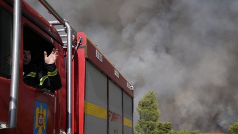 ВАТРА ЈОШ ГОРИ НА РОДОСУ: Грчки ватрогасци се и даље боре са пожарима ВАТРА ЈОШ ГОРИ НА РОДОСУ: Грчки ватрогасци се и даље боре са пожарима